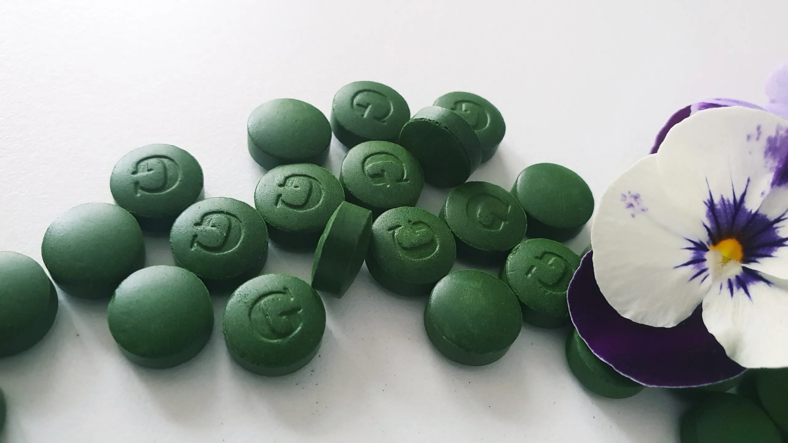 Zielone tabletki chlorelli i fiołek